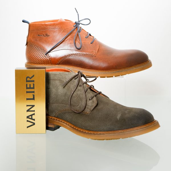 Paar herenschoenen van wit leer, kleine hak, \